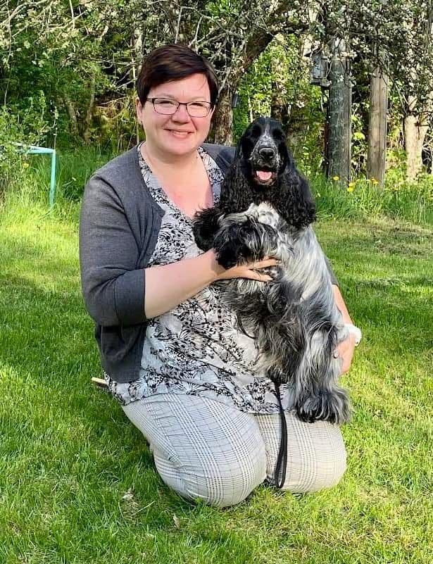 Anett Finnig ja kolme Kennel Benchmarkin koiraa