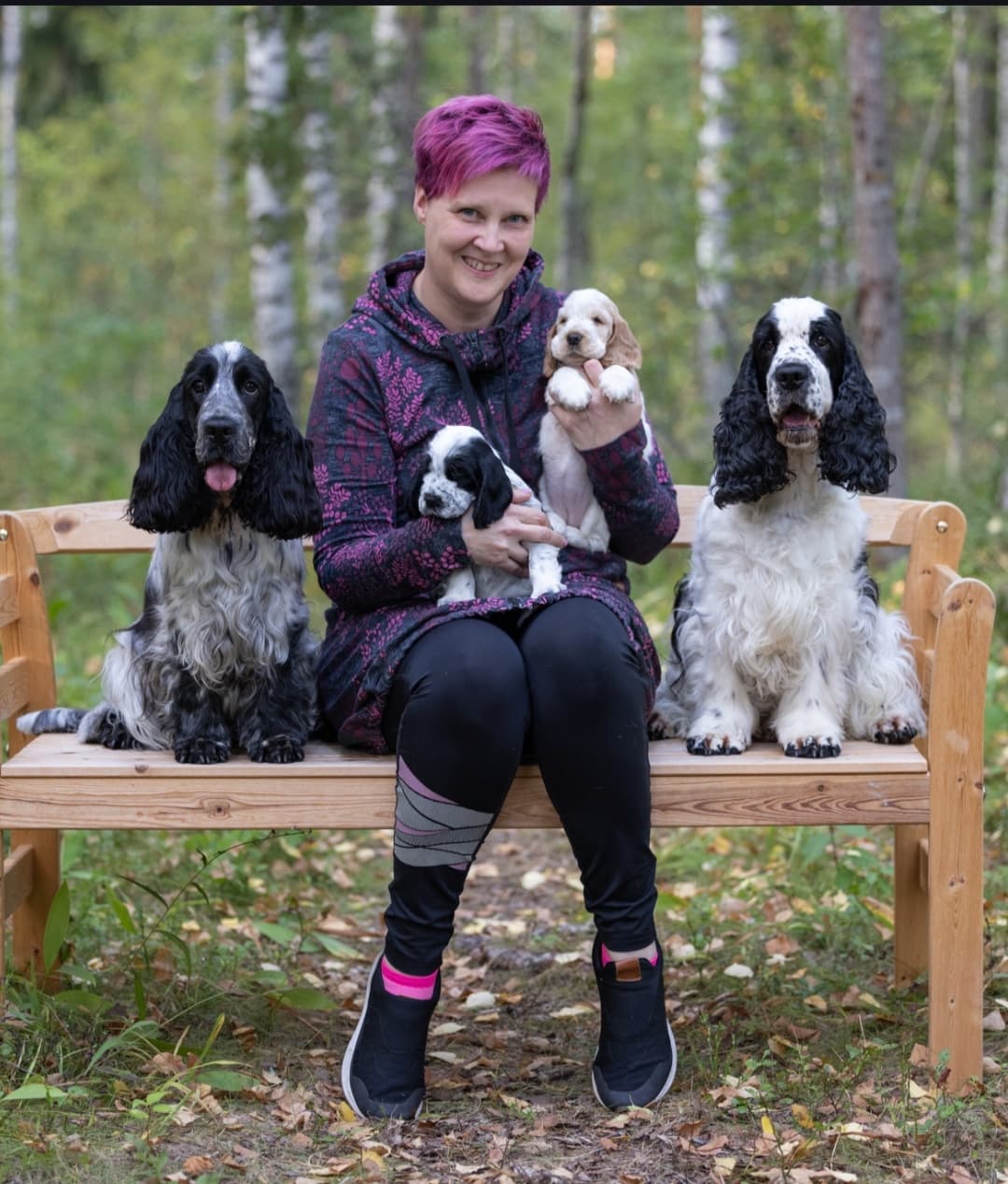 Mari Hotti, Kennel Dazzlingtails, ulkona koiriensa kanssa