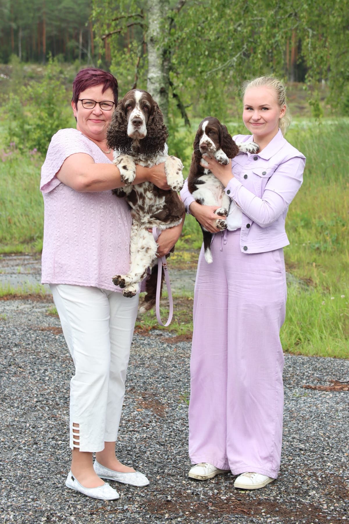 Sanna Kavén ja Ella Ruuni, Wildomar's Kennel, englanninspringerspanieliensa kanssa